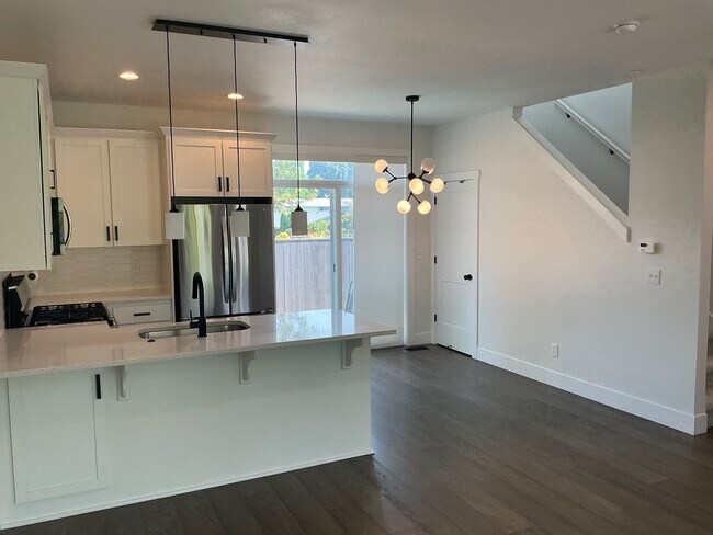 Building Photo - 4128 SW Amelia Terrace