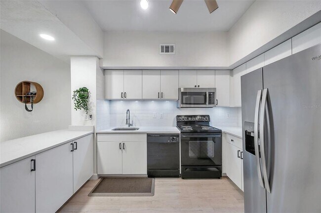 Building Photo - 520 S Armenia Ave