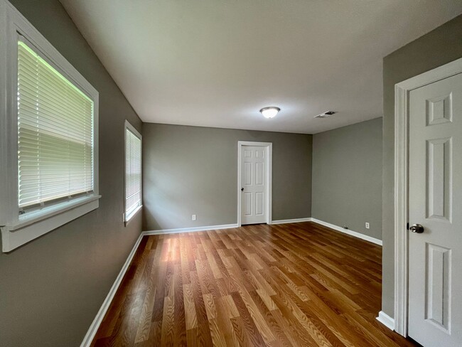 Building Photo - ** Move-In special: $200 off 1st Mo.**LCM ...