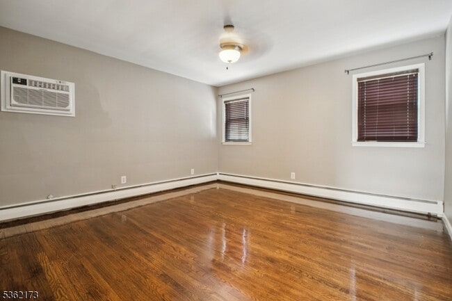 Building Photo - 862 Dewey St
