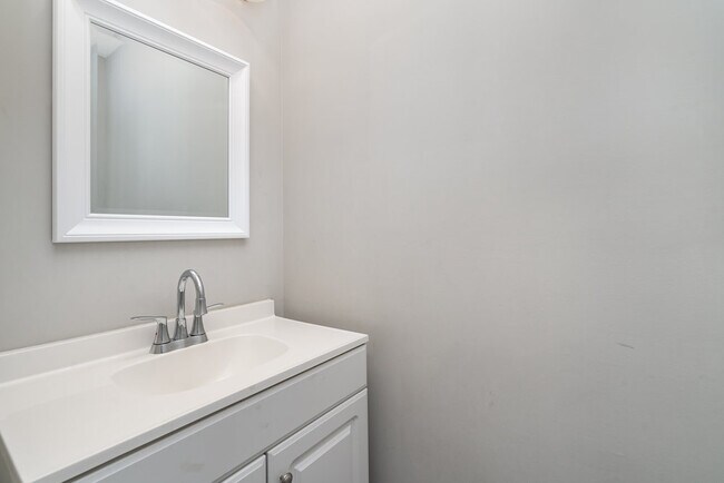 Building Photo - 6656 Blythedale Dr