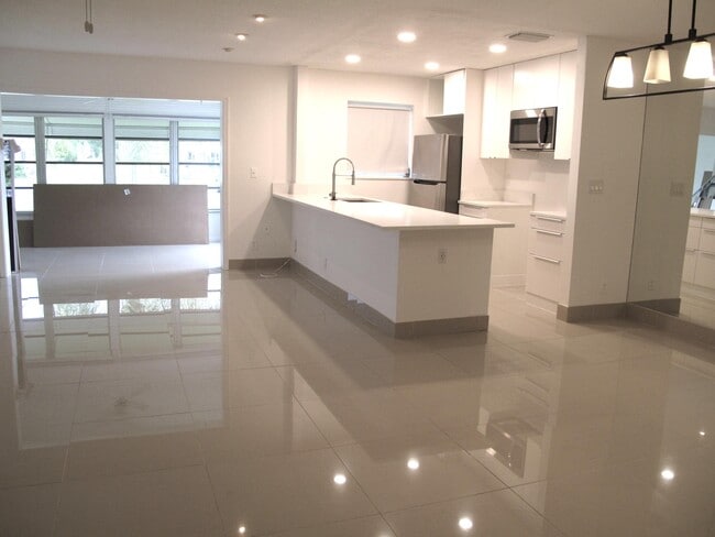 Building Photo - 1227 Club Dr W