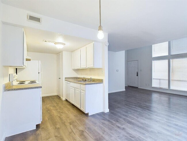 Building Photo - 2124 Burton Dr