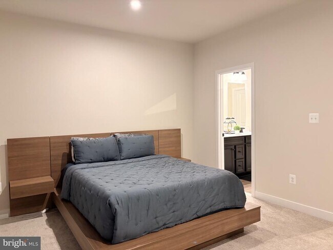 Building Photo - 736 Watts St