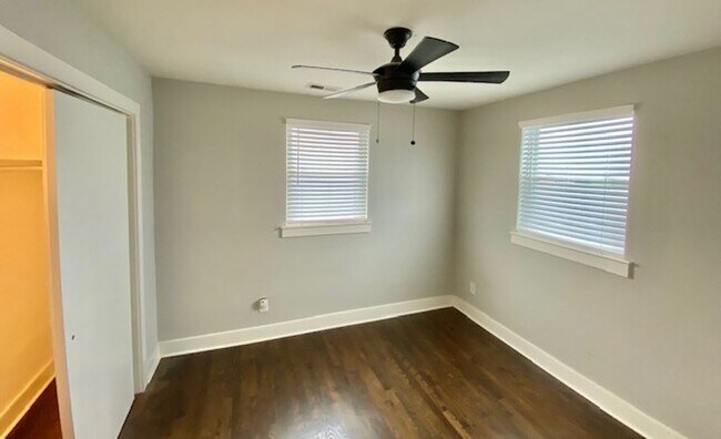 Building Photo - Super Clean 2 Bedrooms, 1 Bathroom Single ...