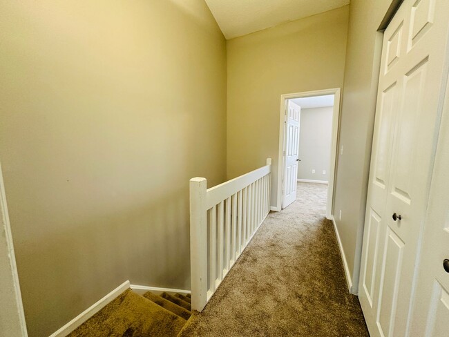 Building Photo - Two Bedroom Townhome located on Golf Course