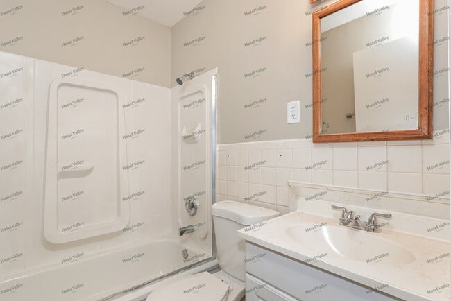 Building Photo - 424 Lancashire Rd