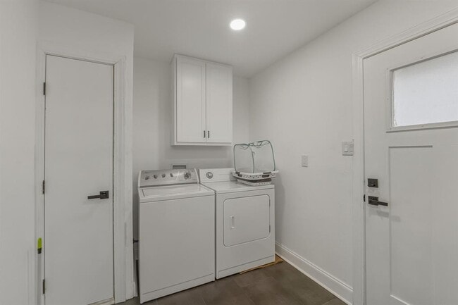 Building Photo - 2107 Lewood Cir