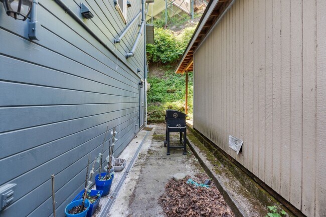 Building Photo - 1 BD available in the serene SW Hills
