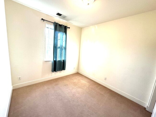 Building Photo - Welcome to modern luxury living in the heart of Midtown Sacramento!