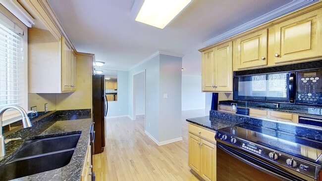 Building Photo - 690 Riverfront Dr