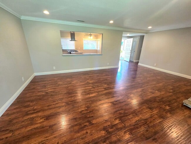 Building Photo - 191 E Avenida De Los Arboles