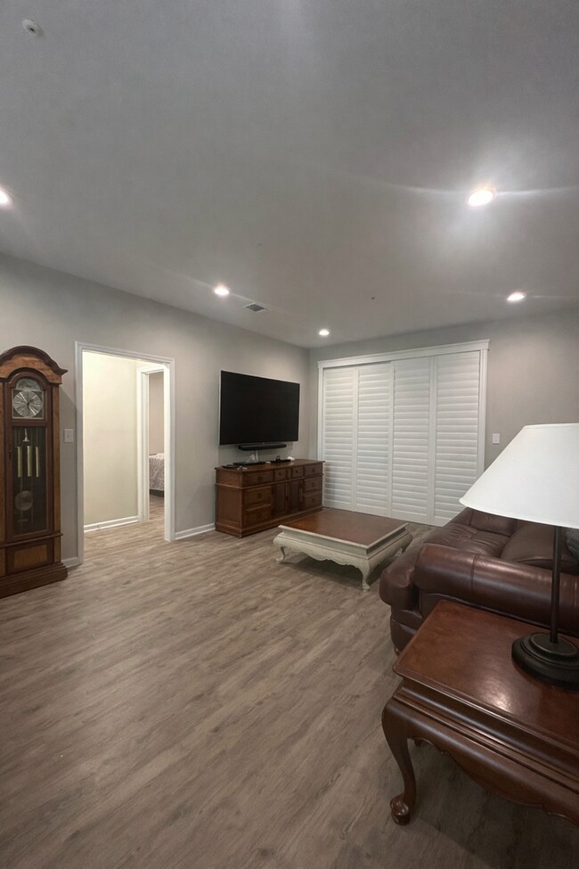 Building Photo - MOVE IN PROMO!!! ONE MONTH FREE --- Beautiful Condo walking distance to Grand Boulevard!