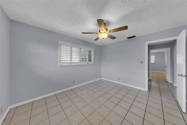 Building Photo - 608 NE 21st Ct