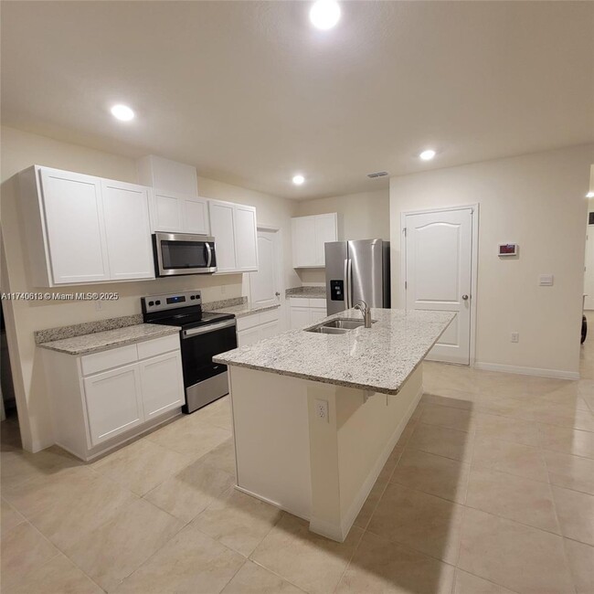 Building Photo - 3464 Sandalwood Dr