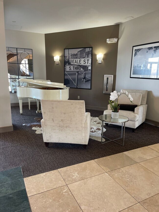 Building Photo - Newly Renovated Condo in the heart of Down...