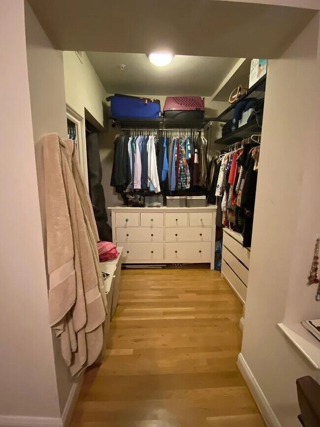 Building Photo - Charming 2 BR/1 BA Apartment in Woodley Park!