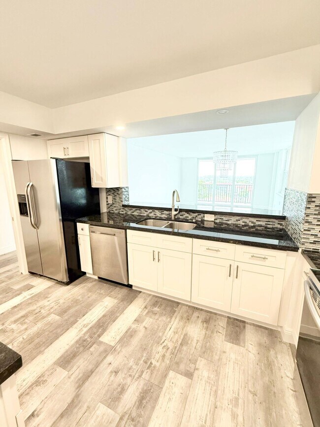 Building Photo - 1150 Hillsboro Mile