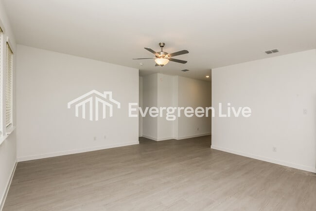 Building Photo - 200 Pine St