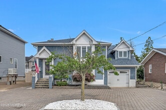 Building Photo - 15 Seville Dr