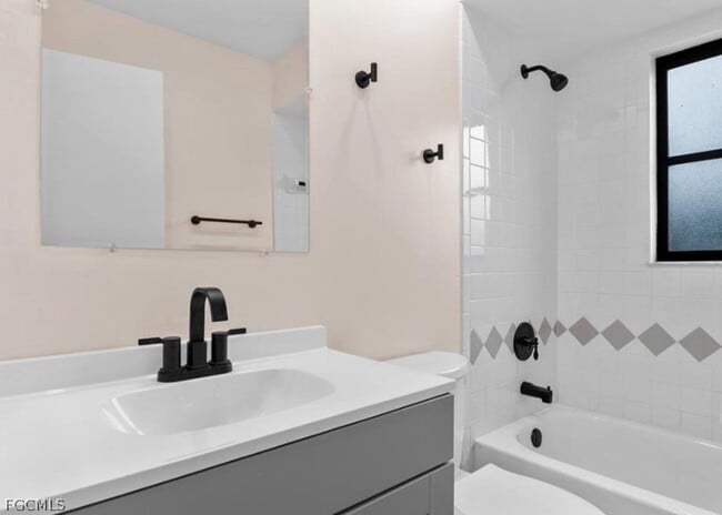 Building Photo - 2230 SE 5th Pl