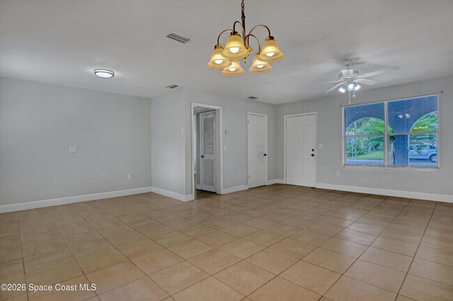 Building Photo - 807 Hillsdale Dr
