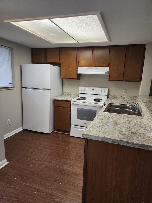 Building Photo - ** Available now** 2 Bedroom/2 Bath Condo on Southside close to Truman