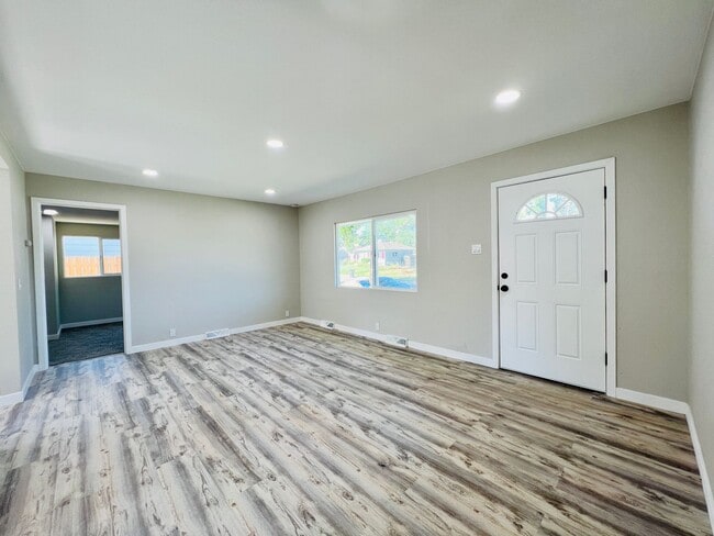 Building Photo - $0 DEPOSIT OPTION,FULLY REMODELED RANCH GEM OFF SHERIDAN, CLOSE TO SLOAN LAKE!