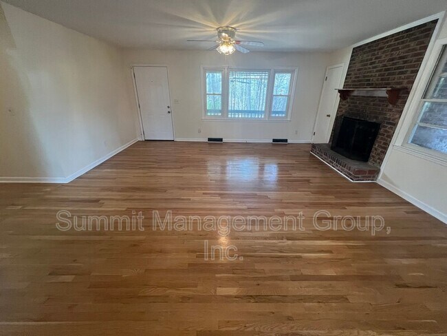 Building Photo - 8293 Lakeview Dr SW