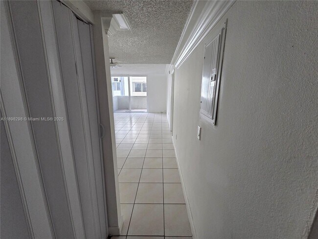 Building Photo - 10000 NW 80th Ct