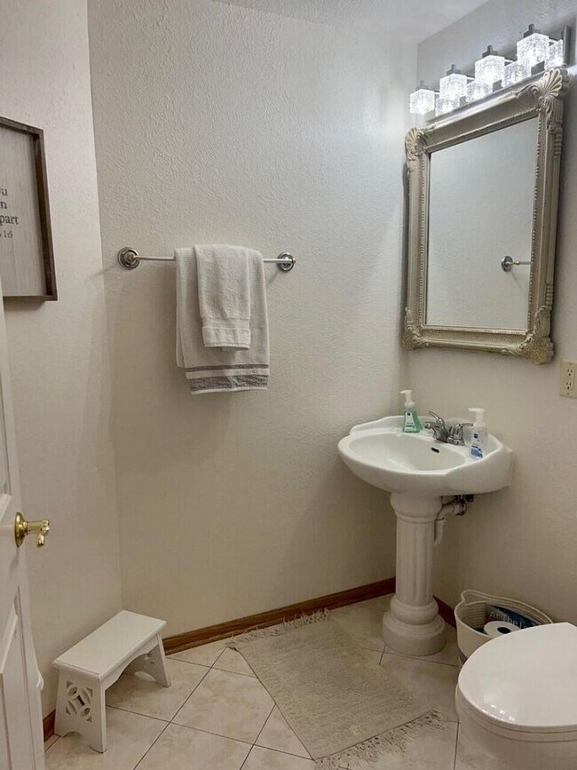 Building Photo - Brookfield Condo for Rent