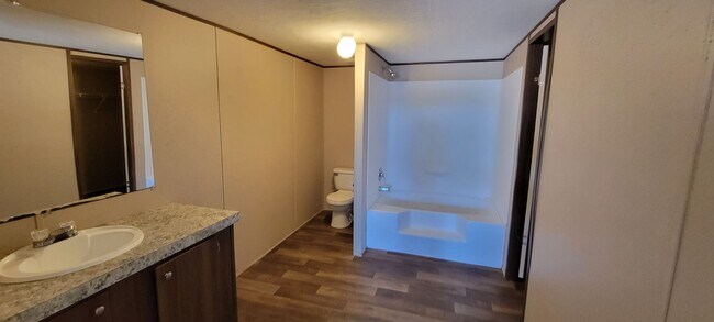 Building Photo - Easy Access to Austin Airport and Tesla