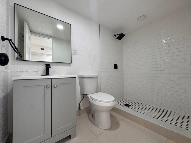 Building Photo - 541 E 38th St