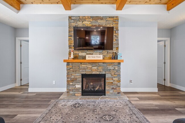 Building Photo - 1481 Hollister Ln