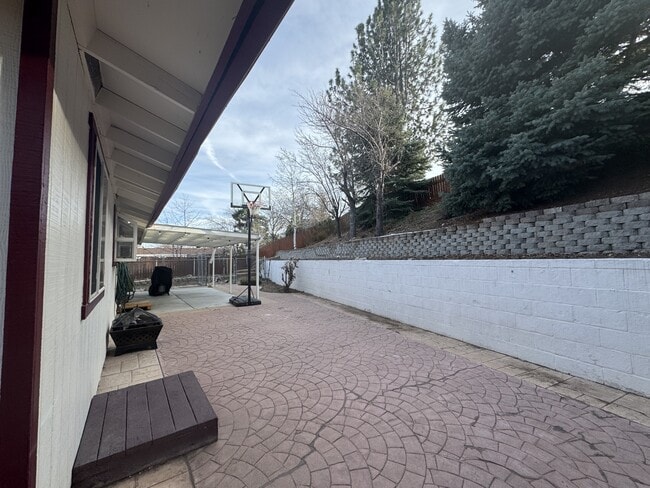 Building Photo - 1855 King Edward Dr