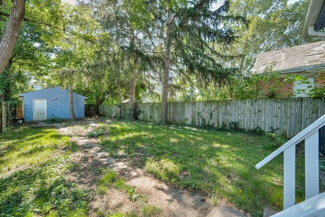 Building Photo - 906 S Champion Ave