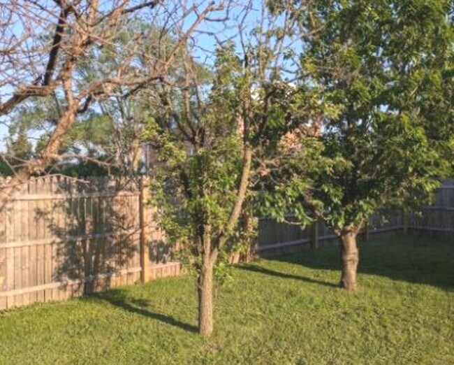 Building Photo - 21W185 Tee Ln