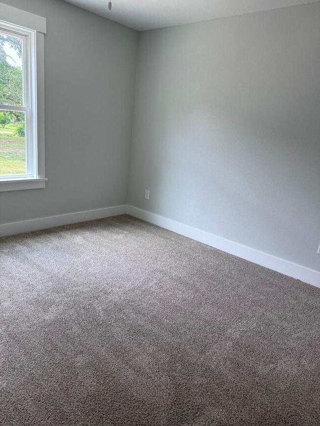 Building Photo - 997 Burnside Rd