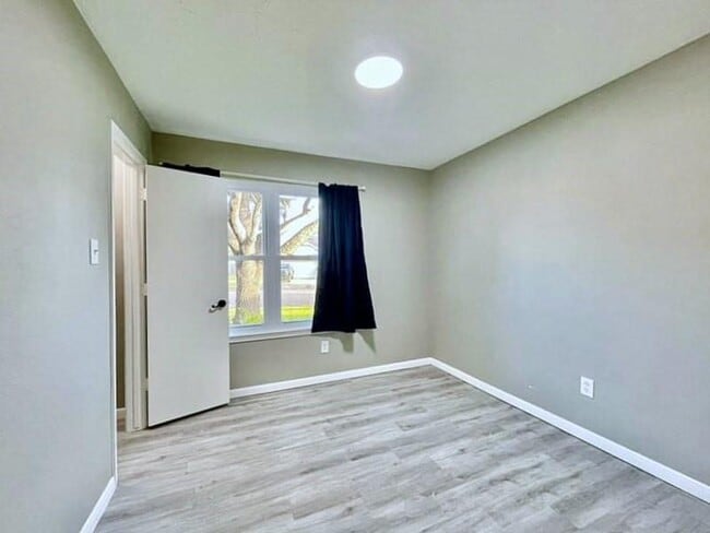 Building Photo - 6935 Creek Village Dr