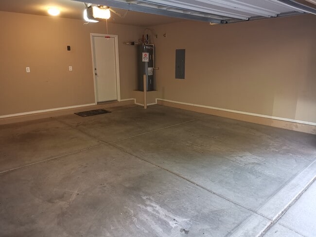 Building Photo - 900 S 94th St