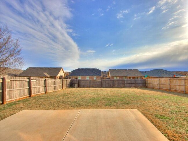 Building Photo - Beautiful Home in green Leaf Trails Addition!