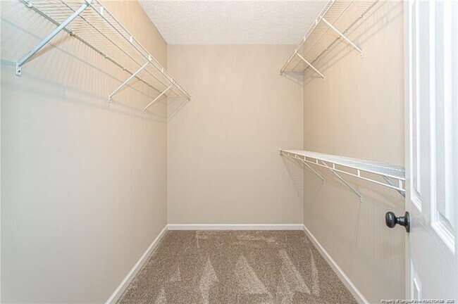 Building Photo - 402 Roundtree Dr