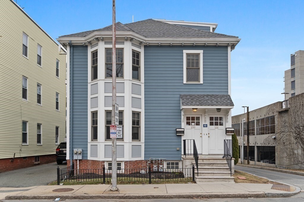 Building Photo - 131 Putnam Ave
