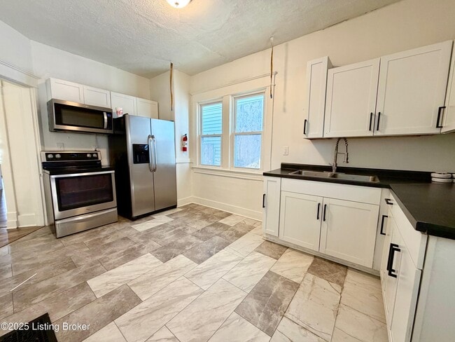 Building Photo - 2320 W Oak St