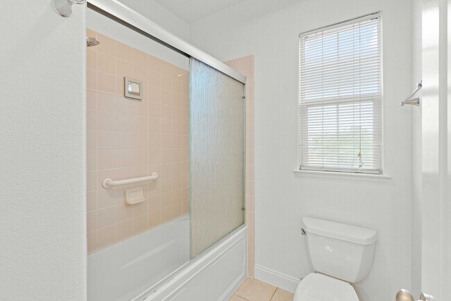 Building Photo - Spacious 3 Bedroom, 3 Bathroom Home with P...