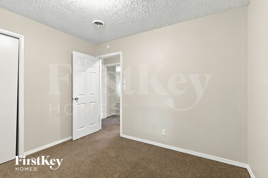 Building Photo - 4455 Stuart Dr