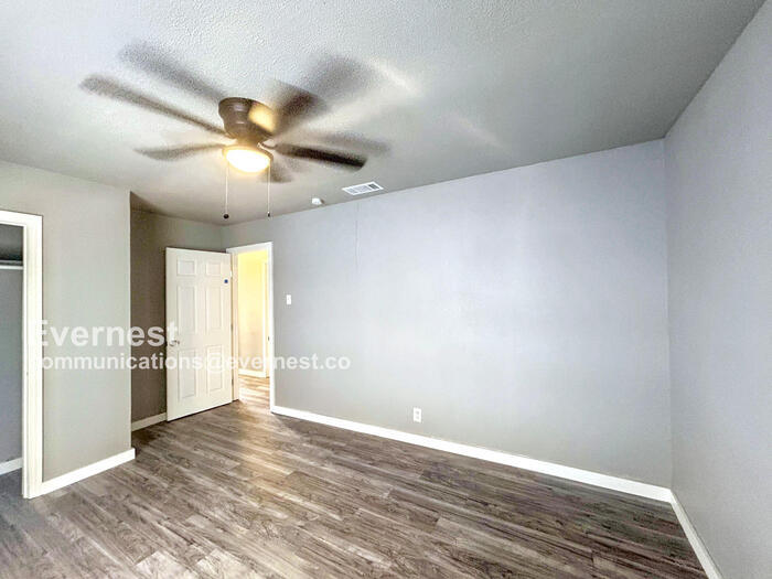 Building Photo - 1607 El Paso St