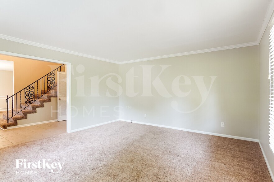 Building Photo - 2204 Lynncrest Ln