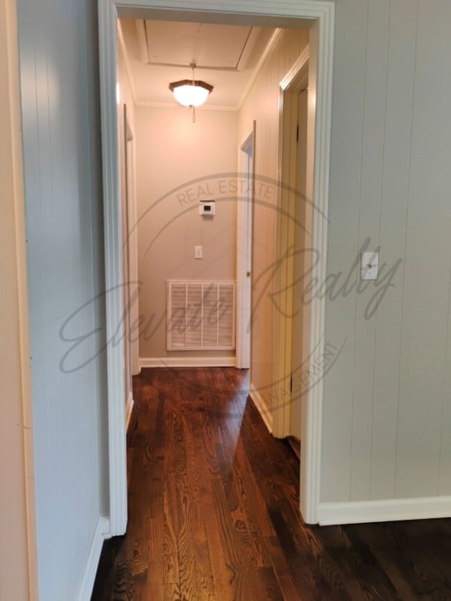 Building Photo - Charming Two Bedroom in Triplex in Goodlettsville!