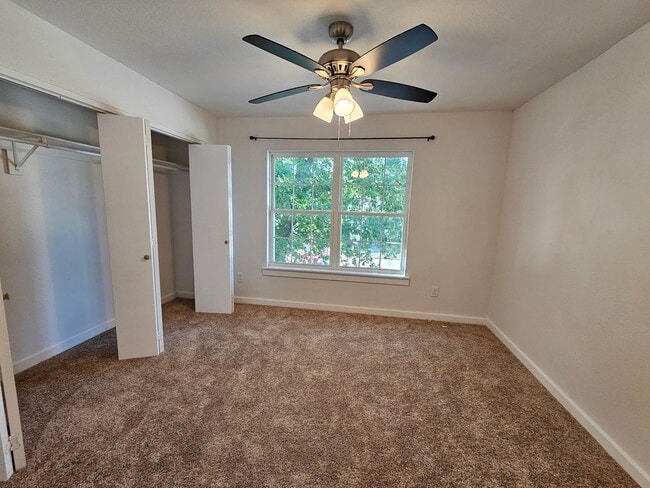 Building Photo - Available now ready for immediate move in